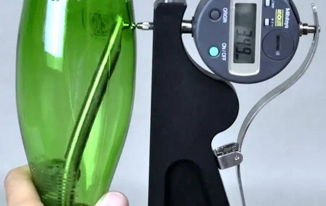 El peso del lujo: qué revela el grosor de una botella de vino (y por qué no es casualidad)